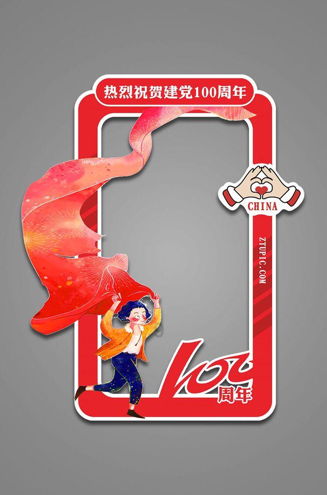 54岁温兆伦携妻女逛街，亲自喂食3岁女儿父爱满满！